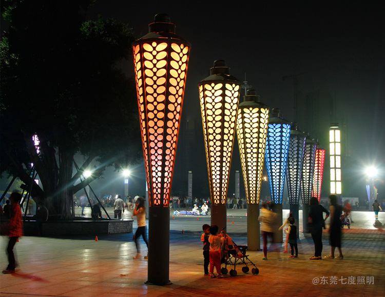 城市公园圆锥形立柱七彩LED丝瓜视频在线下载夜间亮灯效果
